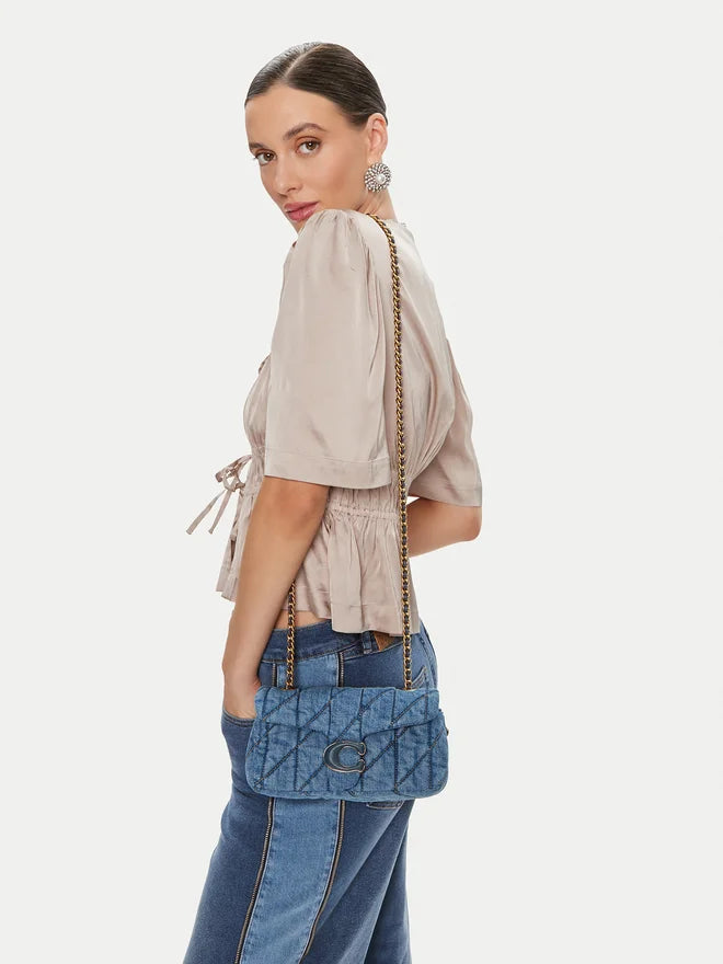 Coach Tabby 20 Schultertasche aus gestepptem Indigo-Denim