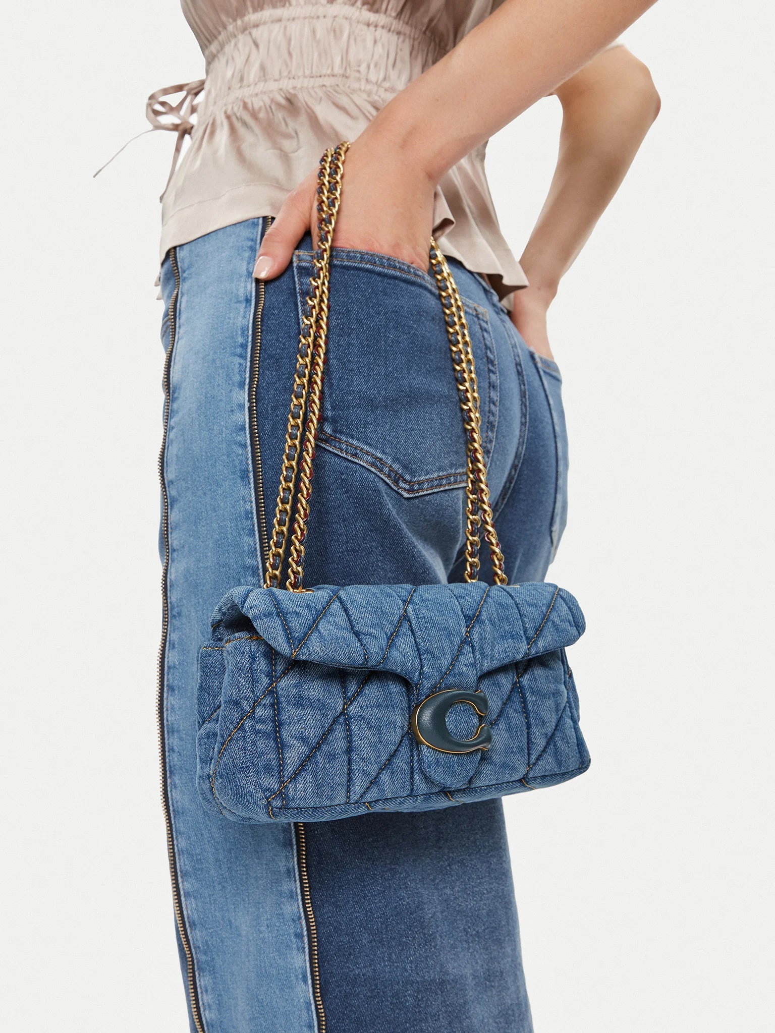 Coach Tabby 20 Schultertasche aus gestepptem Indigo-Denim