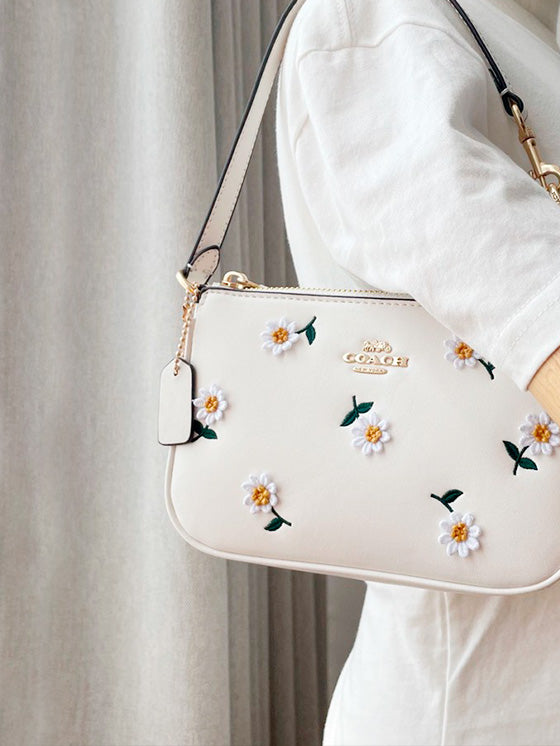 Bolsa Coach Nolita 19 com Bordado de Margaritas
