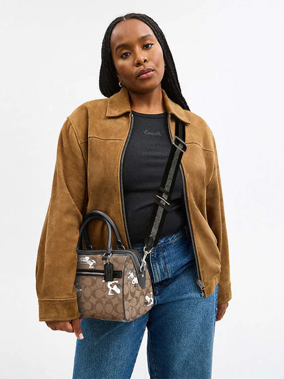 Bolsa Rowan Satchel com Snoopy COACH x Peanuts Marrom